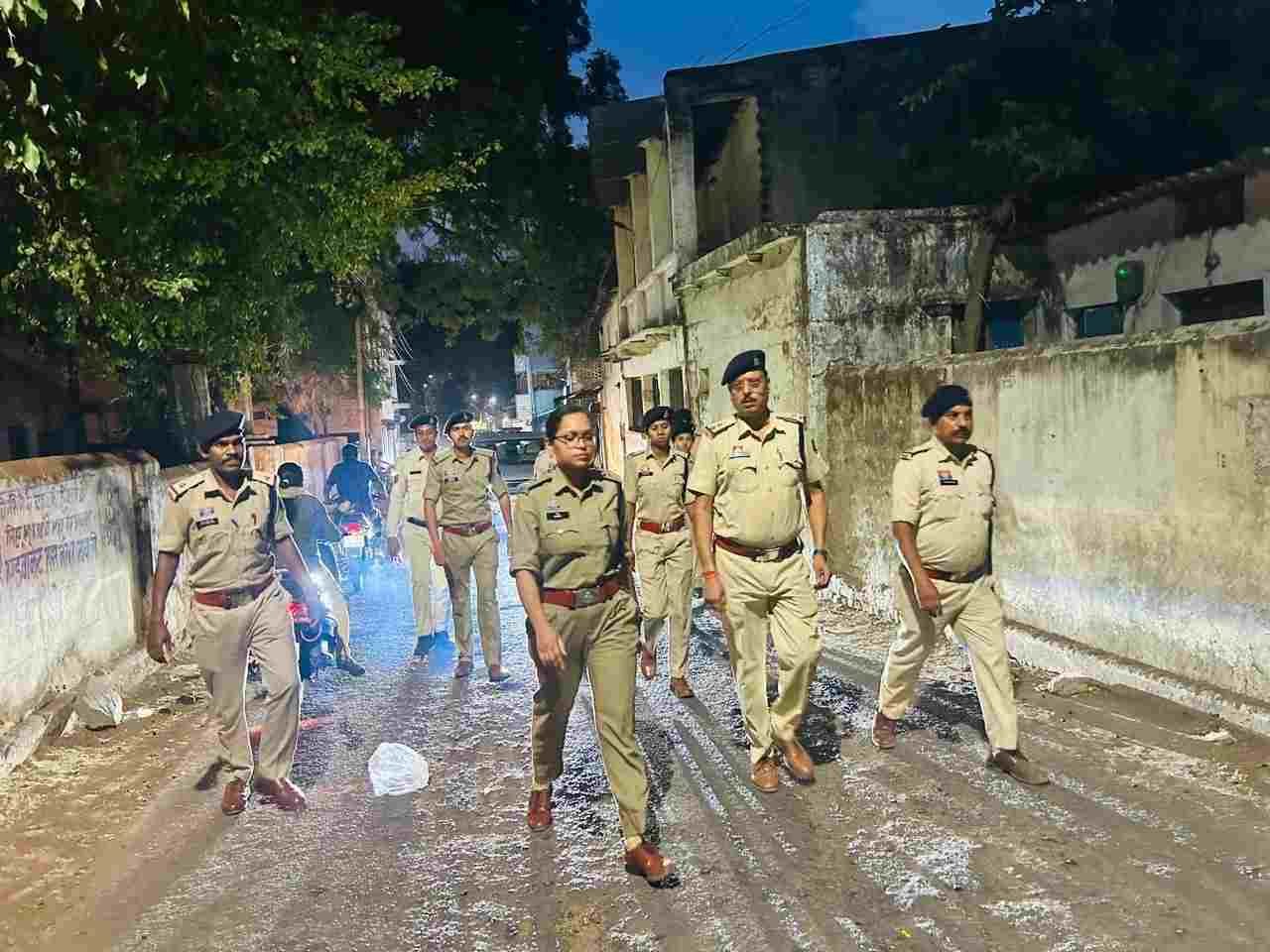 चिरमिरी की सड़क पर एमसीबी पुलिस कप्तान: रात की पेट्रोलिंग से अपराधियों में खौफ, ट्रैफिक व्यवस्था बेहतर, थानों का आकस्मिक निरीक्षण,