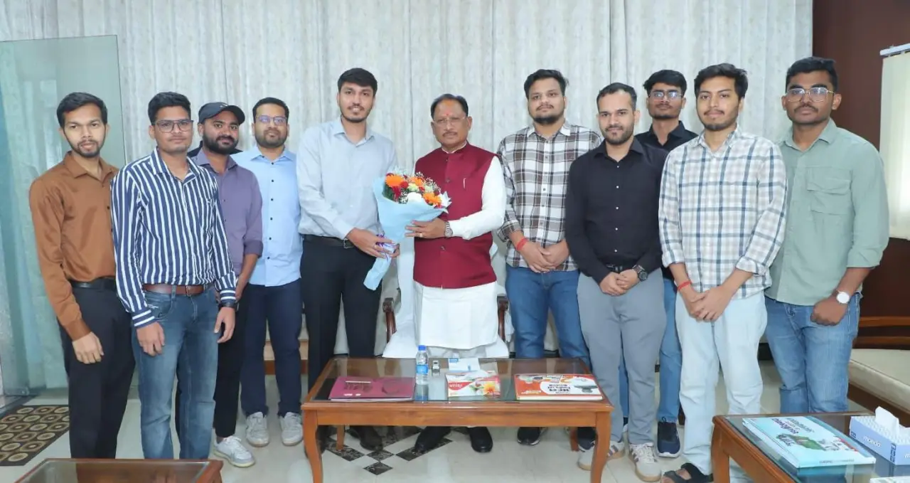 मुख्यमंत्री  विष्णुदेव साय ने यूपीएससी प्रारंभिक परीक्षा में सफल ट्राइबल यूथ हॉस्टल के विद्यार्थियों से की मुलाकात