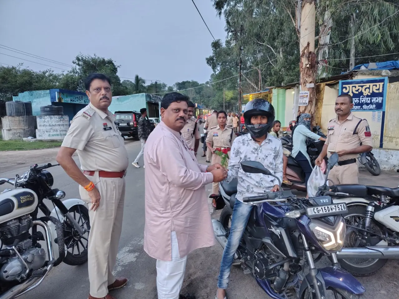 चिरमिरी पुलिस का तेज रफ्तार बाइकरों पर बड़ा एक्शन : तीन मॉडिफाइड साइलेंसर जब्त, 60 हजार का जुर्माना, नियमों का पालन करने वालों का किया गया सम्मान