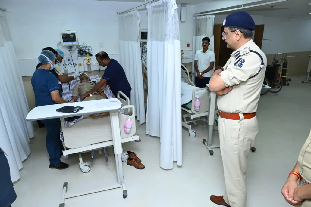रैली के दौरान हिंसा में 16 पुलिस जवान घायल, पुलिस कमिश्नर संजीव शुक्ला ने अस्पताल पहुंचकर जाना हाल,
