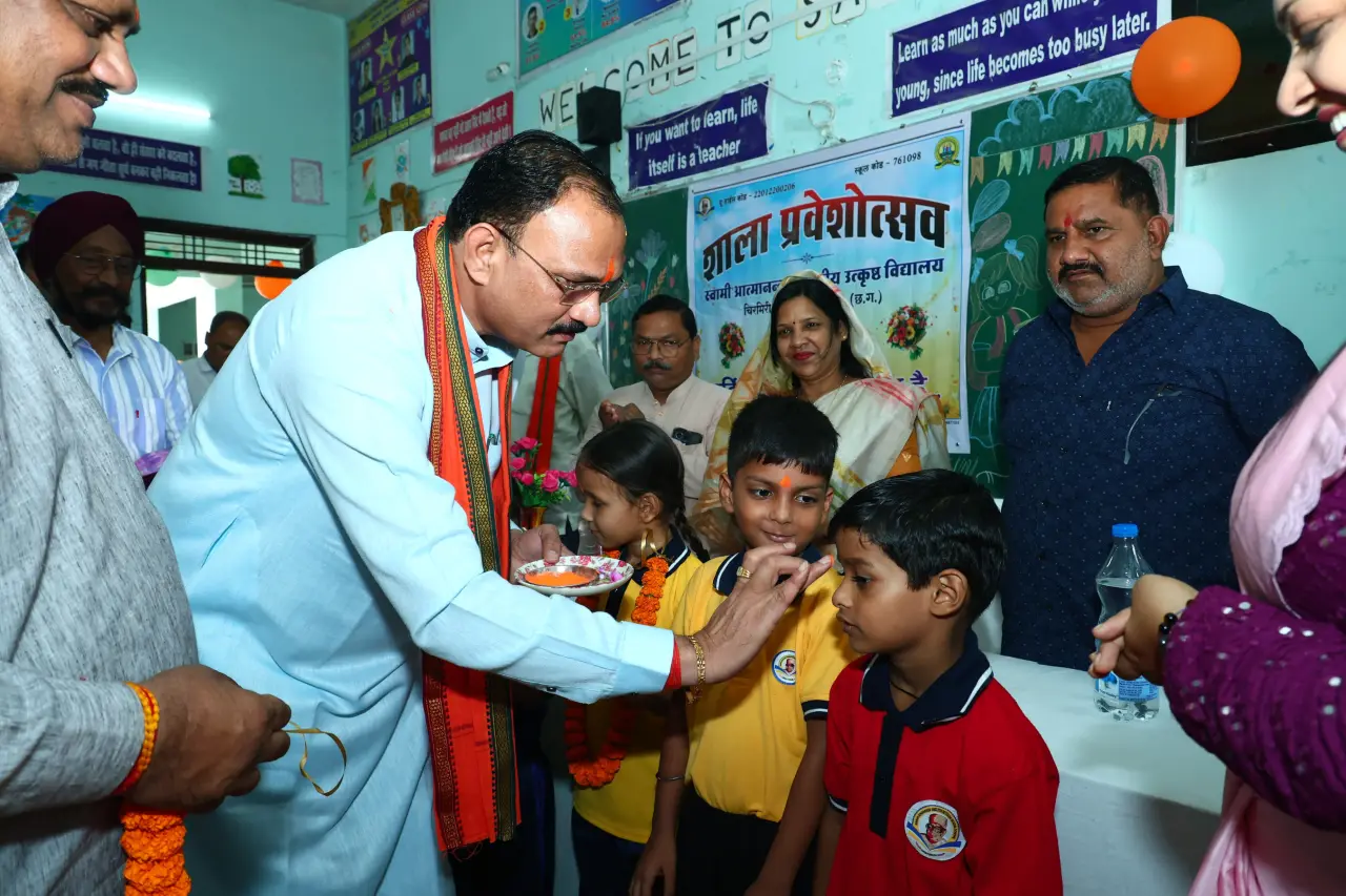 स्वामी आत्मानंद उत्कृष्ट विद्यालय गोदरीपारा में नवप्रवेशी विद्यार्थियों का स्वागत, छात्राओं को साइकिल व शैक्षणिक सामग्री वितरित,