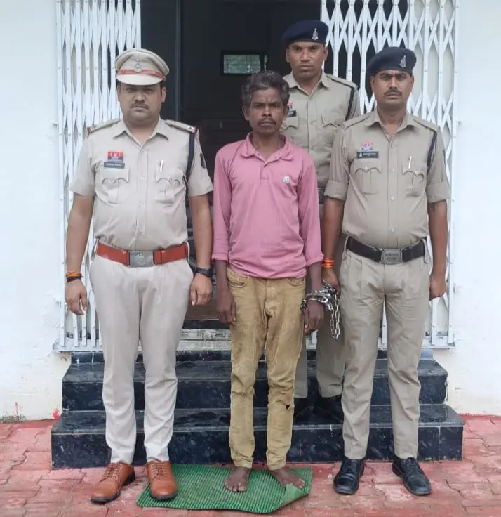 धारदार ब्लैड से पत्नि का गर्दन काटने वाले आरोपी पति को चौकी कुदरगढ़ पुलिस ने किया गिरफ्तार,