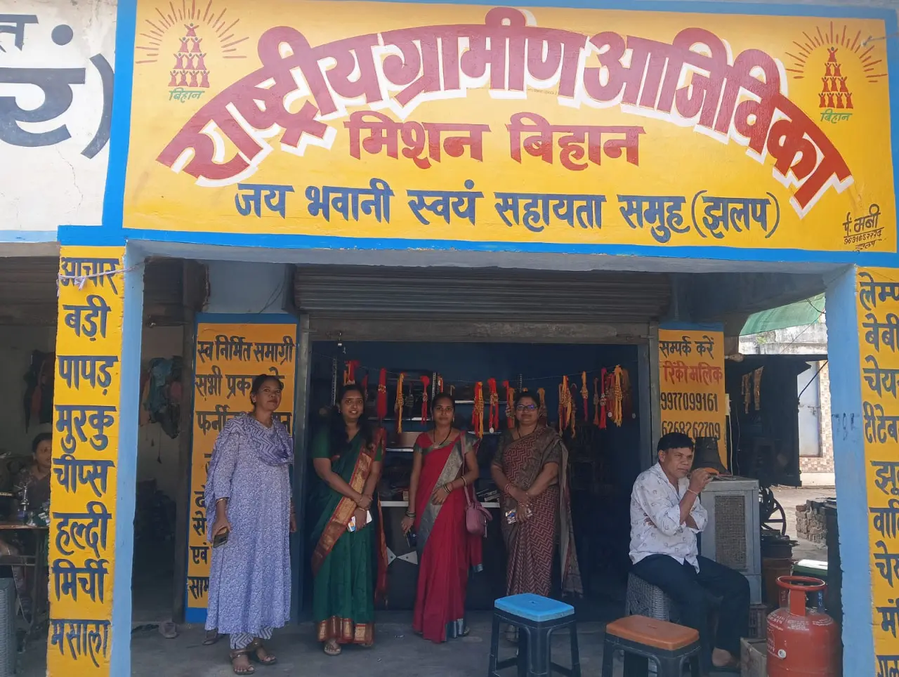 महासमुंद : सीईओ सुश्री अनुपमा आनंद ने झलप में पीएम सूर्य घर योजना और बिहान समूह की आजीविका गतिविधियों का किया निरीक्षण