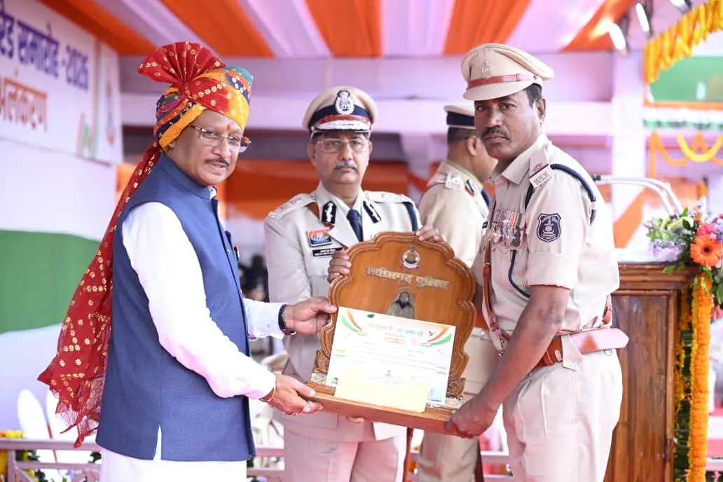 रायपुर : मुख्यमंत्री श्री विष्णु देव साय के करकमलों से उत्कृष्ट सेवा के लिए सम्मानित हुए पुलिस एवं नगर सेना के अधिकारी-कर्मचारी