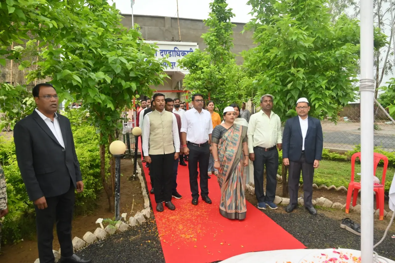 तिरंगे की शान में सराबोर हुआ कलेक्ट्रेट परिसर, कलेक्टर सुश्री संतन देवी जांगड़े ने किया ध्वजारोहण,