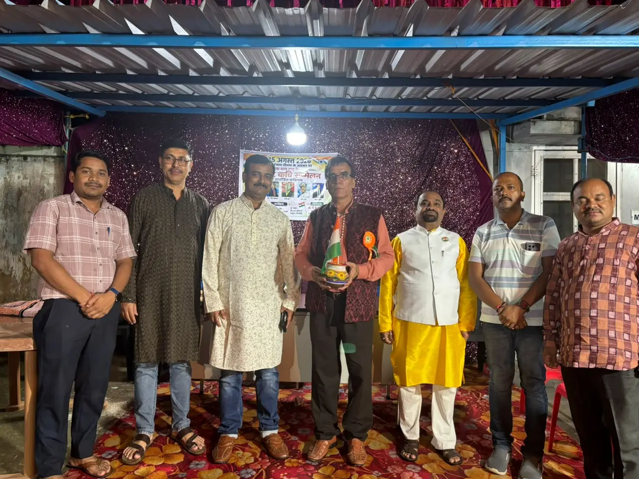 स्वतंत्रता दिवस पर बरतुंगा में सजा काव्य का मंच, कवियों की रचनाओं ने बांधा समां,