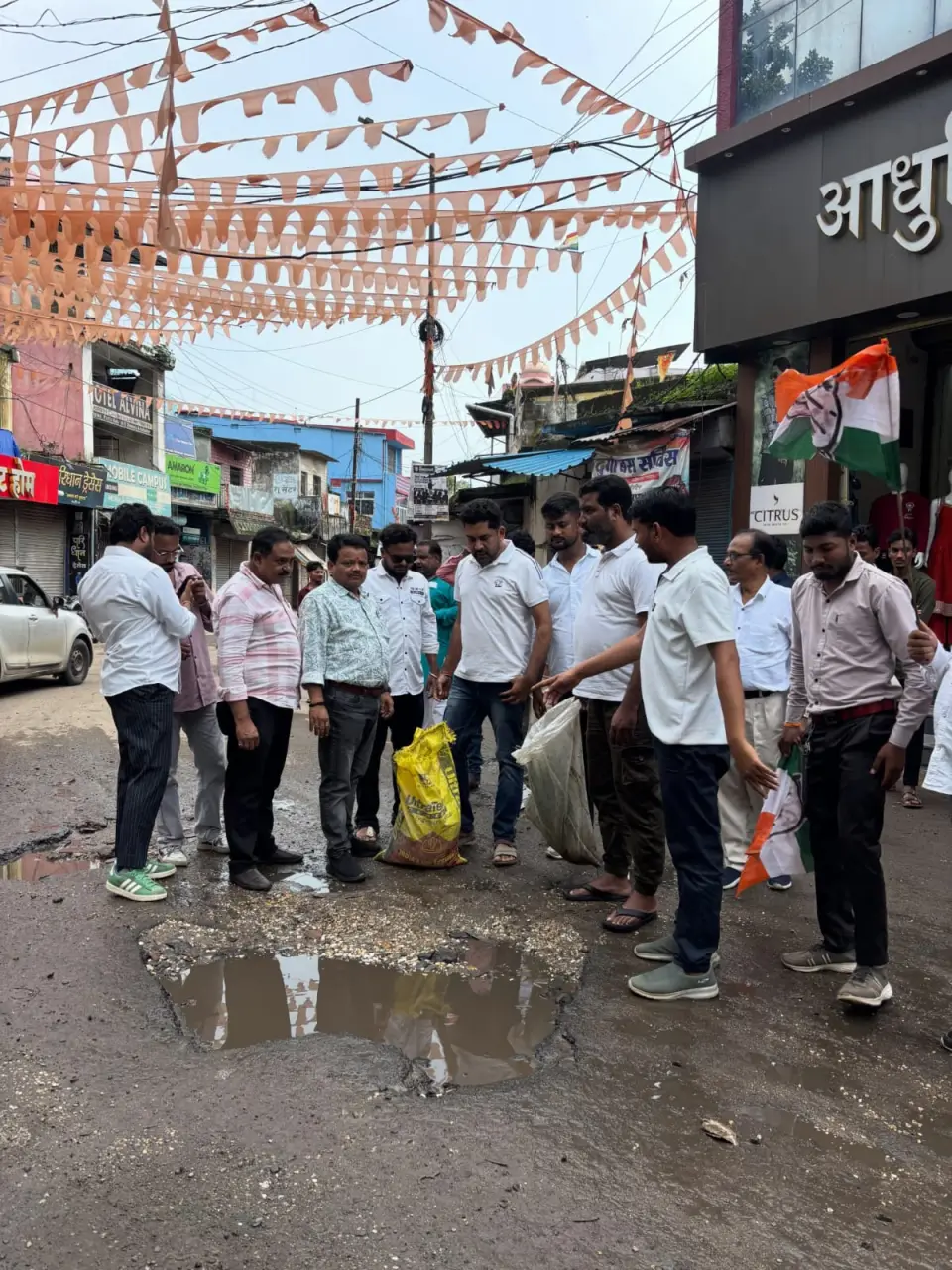 चिरमिरी की सड़कों के गड्ढों में कांग्रेस ने रोपे पौधे, निगम प्रशासन के खिलाफ अनोखा विरोध—बोले, सड़क नहीं बनी तो आंदोलन होगा