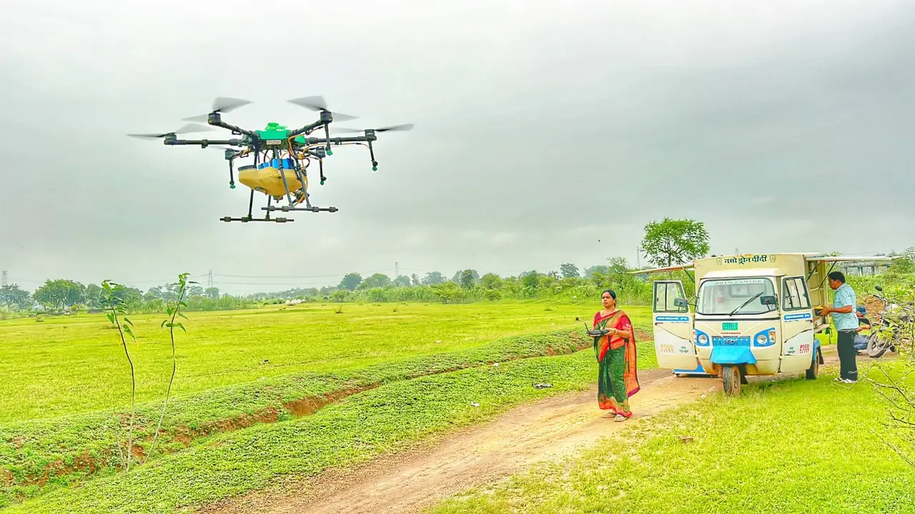 रायपुर : ड्रोन के पंखों से आत्मनिर्भरता की उड़ान, ‘विष्णु भैया’ की योजनाओं से हेमलता बनीं ड्रोन दीदी