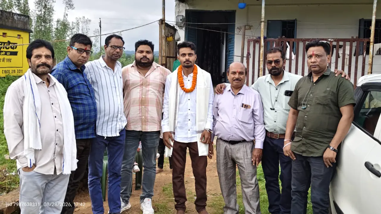 सड़क हादसे में घायल पत्रकार के लिए फरिश्ता बना सादिक, समय पर अस्पताल पहुंचाकर बचाई जान; पत्रकार संघ ने किया सम्मान।