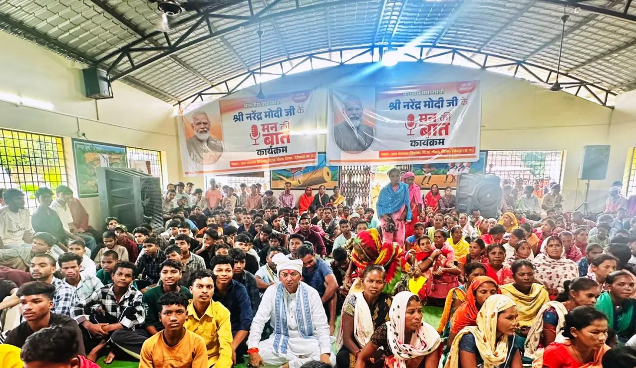 अब धमाकों की नहीं, रेडियो की गूंज: छिंदनार में ग्रामीणों ने सुनी प्रधानमंत्री के मन की बात।