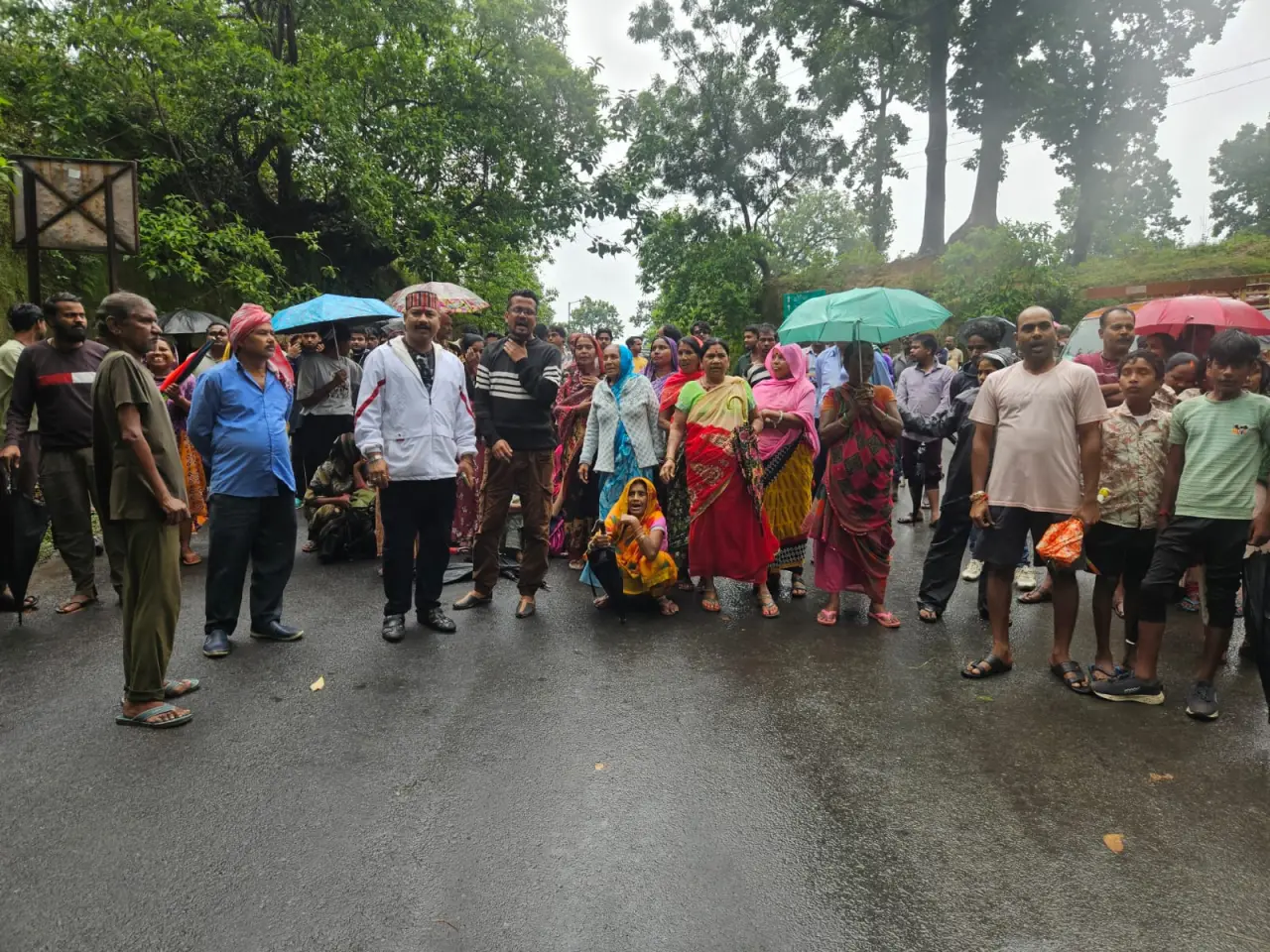 गेल्हापानी वार्ड क्रमांक 9 में बिजली को लेकर लोगों में आक्रोश, ट्रांसफार्मर ले जाने की सूचना पर चक्का जाम,