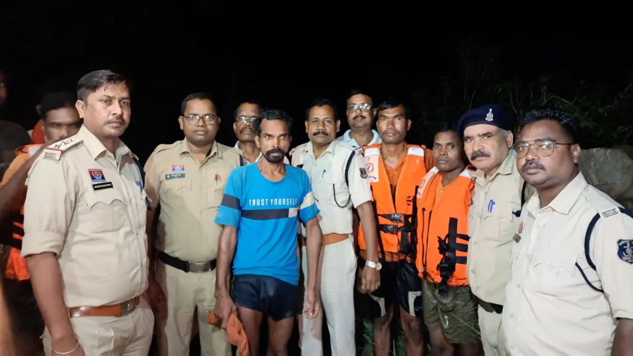 अचानक बढ़ी नदी का जलस्तर, फंसे युवक को पुलिस टीम ने सुरक्षित बाहर निकाला,