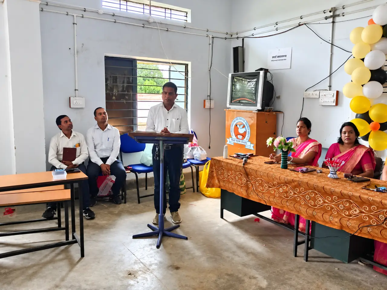 शिक्षक दिवस पर के. प्रफुल्ल रेड्डी की अनूठी पहल, स्टाफ को कस्टमाइज्ड पेन और विद्यार्थियों को बांटे पेन...