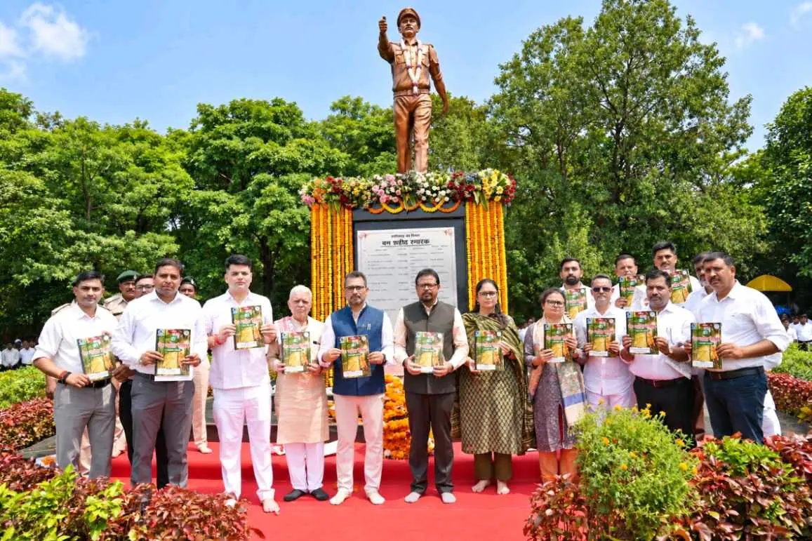 जंगलों की हिफाजत में 36 अमर बलिदान: छत्तीसगढ़ ने वन शहीदों को किया नमन, परिवारों से भावनात्मक जुड़ाव का संकल्प,