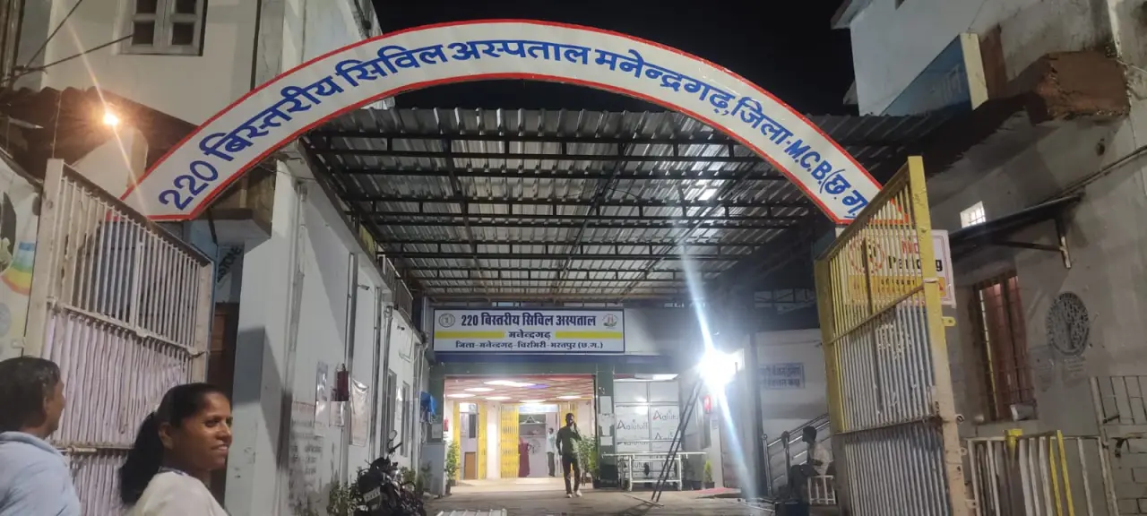मरीजों की बढ़ती संख्या के बीच मनेंद्रगढ़ अस्पताल में शेड और आरओ वाटर की सुविधा, जीवनदीप की बैठक के निर्देश का दिखा असर