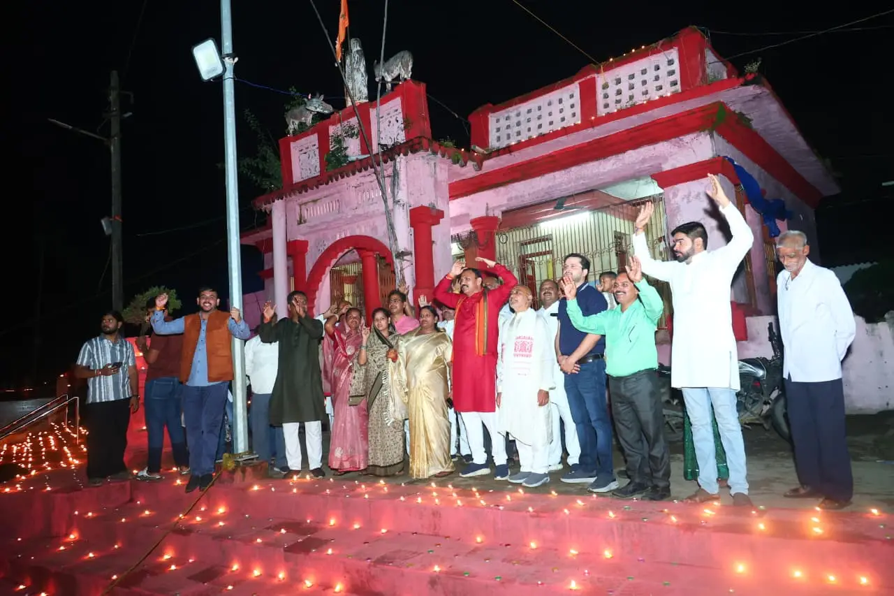 पांच लाख दीपों से जगमगाया मनेन्द्रगढ़, 51 हजार दीपों से सजा सरोवर तालाब