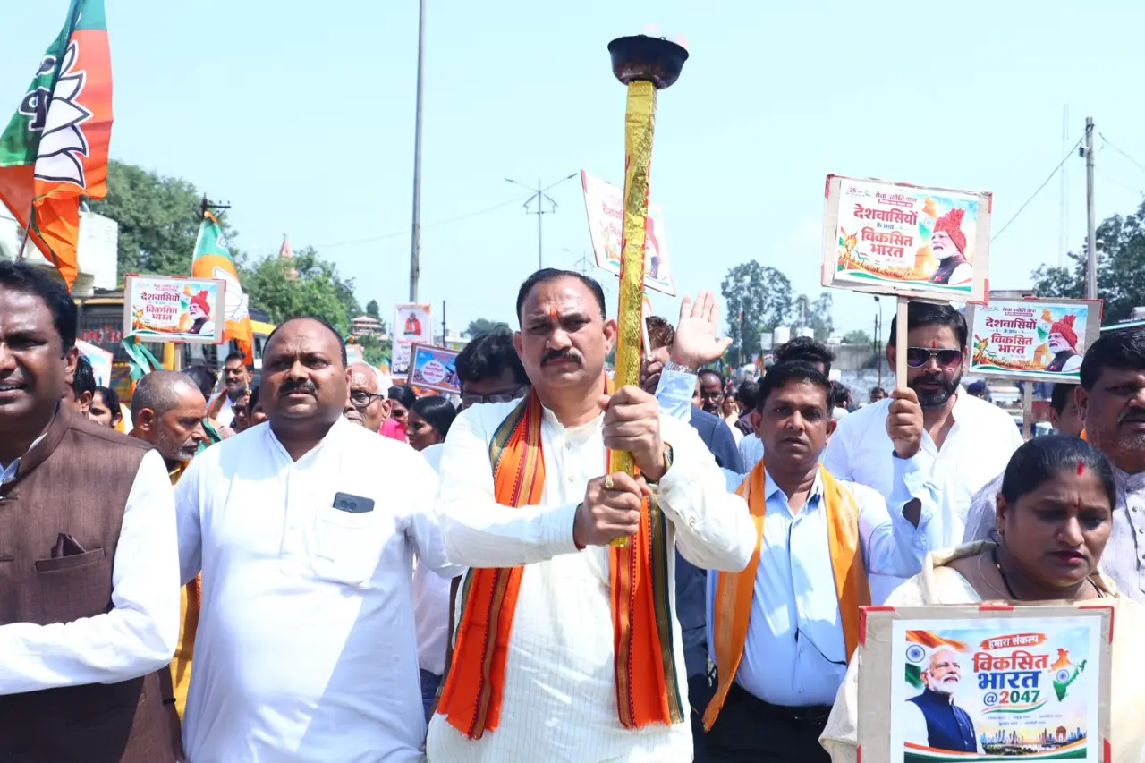 मनेंद्रगढ़ में गूंजी ‘सेवा ज्योति’, 2047 के विकसित भारत का संकल्प; PWD चौक बना ‘सेवा ज्योति चौक’