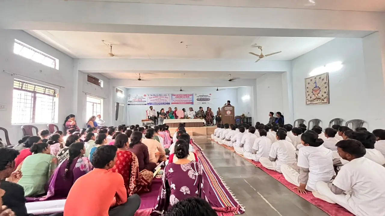 विश्व मानसिक स्वास्थ्य दिवस पर सूरजपुर में जागरूकता कार्यक्रम, पोस्टर मेकिंग से दिया संवेदनशीलता और सहयोग का संदेश