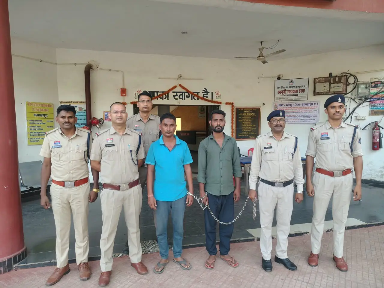 बैंक से निकाले 2 लाख रुपये की उठाईगिरी का खुलासा, प्रतापपुर पुलिस ने दो आरोपियों को किया गिरफ्तार