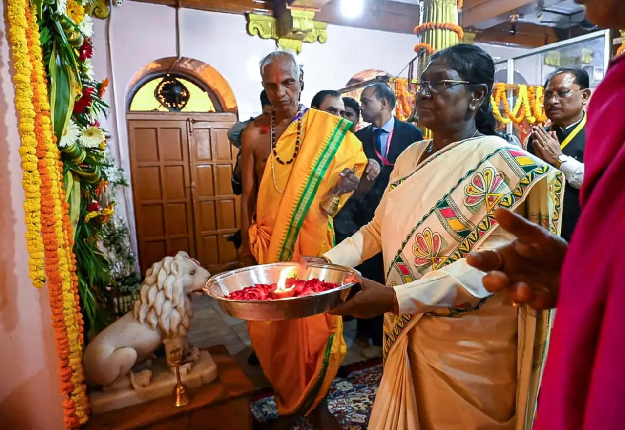 राष्ट्रपति द्रौपदी मुर्मु ने मां दंतेश्वरी के दरबार में टेका मत्था, देश की सुख-समृद्धि के लिए की प्रार्थना