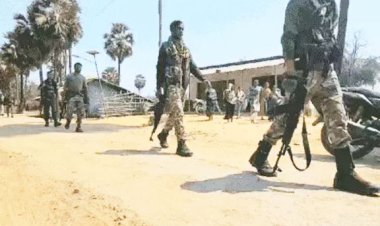 सुरक्षा बलों और नक्सलियों के बीच मुठभेड़ जारी