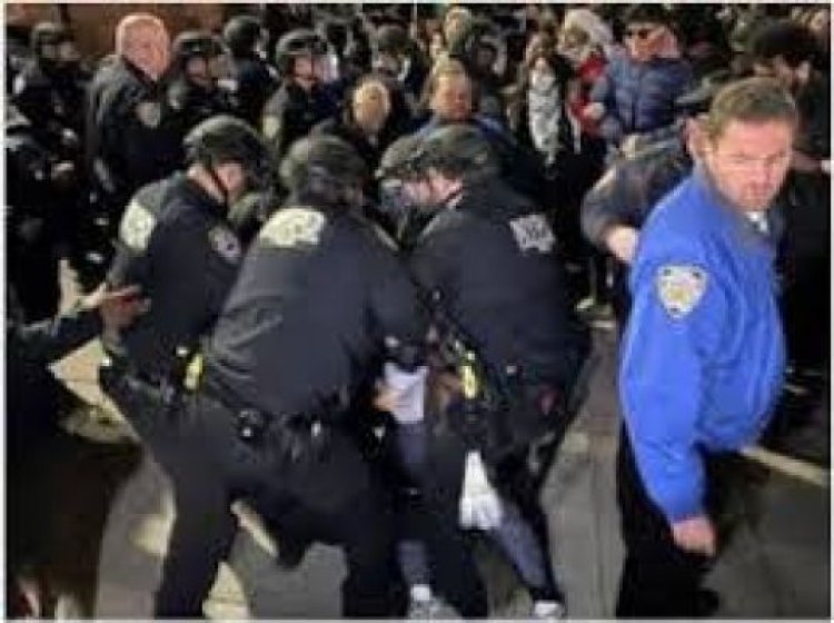 पुलिस अधिकारी ने कोलंबिया विवि परिसर से प्रदर्शनकारियों को हटाने के लिए गोली चलाई: अमेरिकी अभियोजक