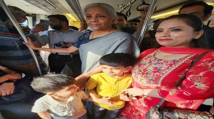 वित्त मंत्री मेट्रो से दिल्ली के कोचिंग सेंटर पहुंच गईं, सीए के छात्रों को दिए सक्सेस के मंत्र