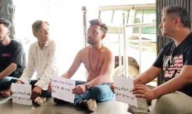 पीडब्ल्यूडी अफसरों को जगाने पार्षद का अर्धनग्न प्रदर्शन