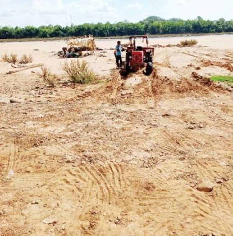 अवैध रेत खुदाई, 4 ट्रैक्टर-ट्रॉली जब्त