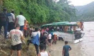 नेपाल: दो यात्री बसें त्रिशूली नदी में गिरीं, 62 लोगों के बहने की आशंका