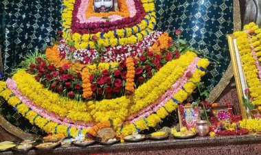 121 किलो फूलों से सजे बाबा खाटू श्याम, 56 भोग:मां वैष्णो धाम आदर्श नौ दुर्गा मंदिर में एकादशी पर आयोजन