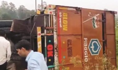 तेज रफ्तार ट्रक बिजली पोल को ठोकर मारते खेत में पलटा