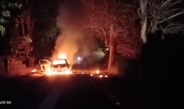 सड़क के बीचों बीच धू धू कर जलने लगा आग,बाल बाल बचा जशपुर जिला पंचायत समन्वयक का परिवार,कार हुआ जलकर राख