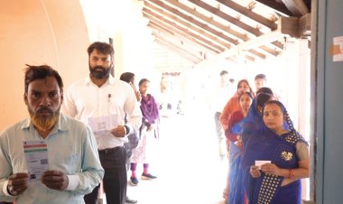 कलेक्टर रोहित व्यास ने किया मतदान : लोगों को बढ़ चढ़कर मतदान करने की अपील