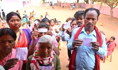 लोकतंत्र के इस महापर्व में बुजुर्ग, युवा, महिला पुरुष सभी कर रहे मतदान : मतदान केंद्र में व्हीलचेयर की सुविधा उपलब्ध,मतदान केंद्र में प्रशासन ने सुरक्षा के किए हैं पुख्ता इंतजाम 