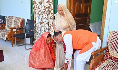 मुख्यमंत्री विष्णुदेव साय ने 61वें जन्मदिवस पर अपनी माता से लिया आशीर्वाद : गृह ग्राम में सुभाशीष देने पहुंचे ग्रामीण