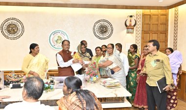 जशपुर विधायक रायमुनी भगत के नेतृत्व में महिला स्व सहायता समूह की पदाधिकारी मिले मुख्यमंत्री विष्णुदेव साय और मंत्री लक्ष्मी राजवाड़े से,रेडी टू ईट पोषण आहार निर्माण और वितरण का कार्य महिला समूहों से कराये जाने किया मांग