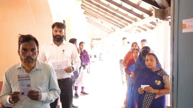 कलेक्टर रोहित व्यास ने किया मतदान : लोगों को बढ़ चढ़कर मतदान करने की अपील