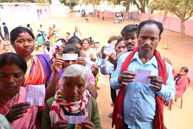 लोकतंत्र के इस महापर्व में बुजुर्ग, युवा, महिला पुरुष सभी कर रहे मतदान : मतदान केंद्र में व्हीलचेयर की सुविधा उपलब्ध,मतदान केंद्र में प्रशासन ने सुरक्षा के किए हैं पुख्ता इंतजाम 