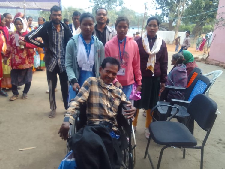 19 वर्षीय सीमा तिर्की ने त्रिस्तरीय पंचायत चुनाव में पहली बार किया मतदान,असिन्ता बाई और अलमा बाई ने भी किया मतदान,उत्साह के साथ मतदान करने पहुंच रहे लोग