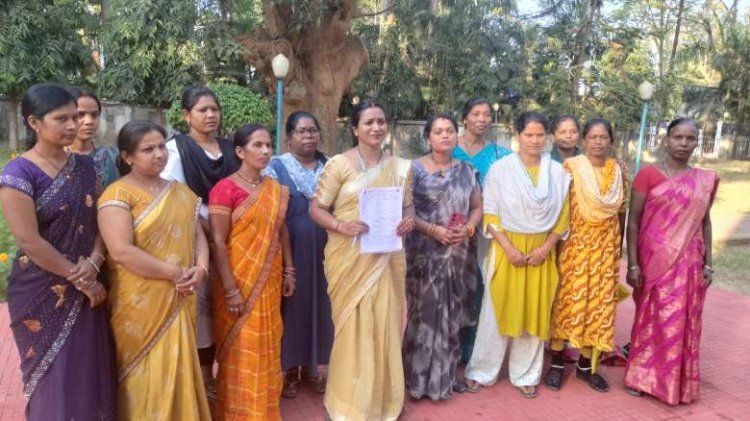 पोषण ट्रेकर ऐप के तकनीकी समस्या ने प्रदेश भर में ऐसे मचाई तबाही की बिना गलती के ही कार्यकर्ताओं का वेतन काट रहे विभागीय अधिकारी, त्रस्त और परेशान हुआ राज्य का महिला एवं बाल विकास विभाग,शासन से वितरण किये गये मोबाइल में तकनीकी समस्या से काम भी हो रहा प्रभावित,संघ ने ज्ञापन सौंप किया समस्या दूर करने का मांग