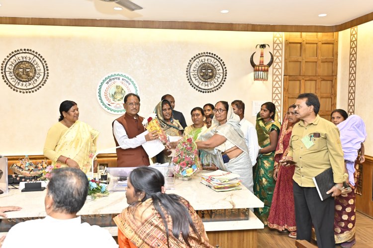 जशपुर विधायक रायमुनी भगत के नेतृत्व में महिला स्व सहायता समूह की पदाधिकारी मिले मुख्यमंत्री विष्णुदेव साय और मंत्री लक्ष्मी राजवाड़े से,रेडी टू ईट पोषण आहार निर्माण और वितरण का कार्य महिला समूहों से कराये जाने किया मांग