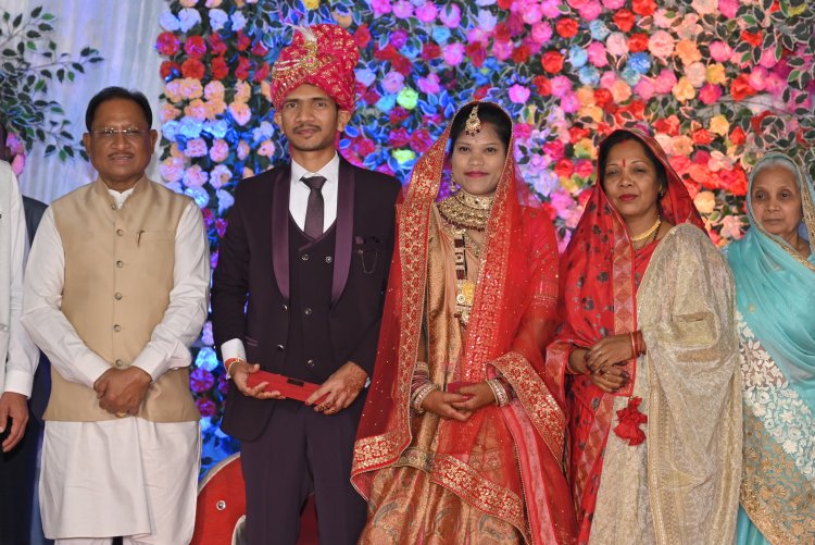 मुख्यमंत्री विष्णुदेव साय ने अपने ममेरे भाई को नवजीवन की शुरुआत पर दिया आशीर्वाद : भाई धीरेन्द्र और बहू अहिल्या की शादी में शामिल होने मुख्यमंत्री पहुंचे कुनकुरी