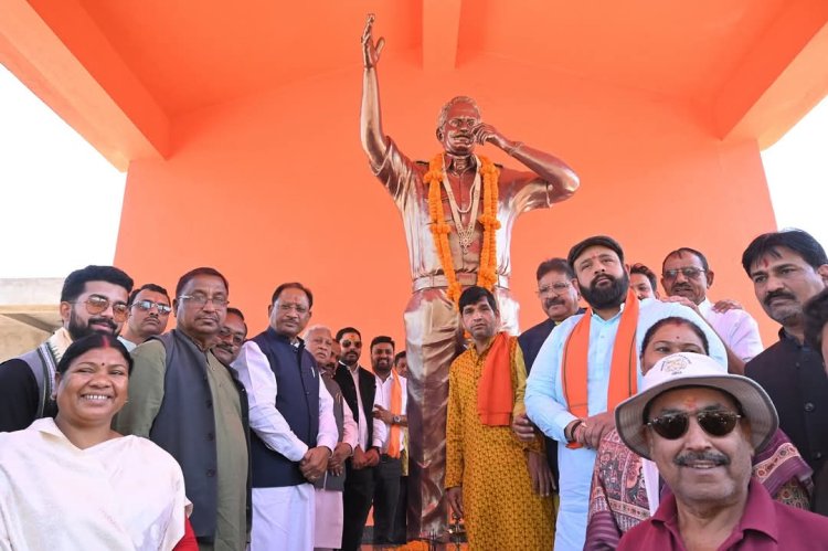 सीएम विष्णु देव साय ने कुनकुरी में स्व. कुमार दिलीप सिंह जूदेव की प्रतिमा पर माल्यार्पण कर किया नमन