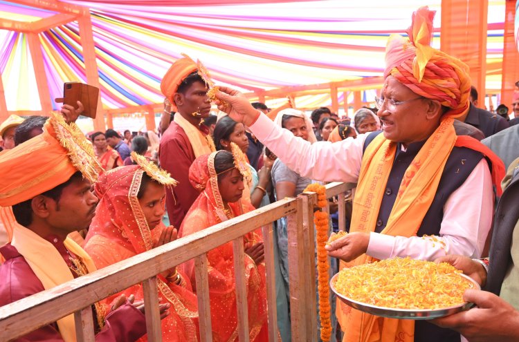 मुख्यमंत्री ने सामूहिक कन्या विवाह कार्यक्रम में शामिल होकर 353 नवविवाहित जोड़ों को दिया आशीर्वाद