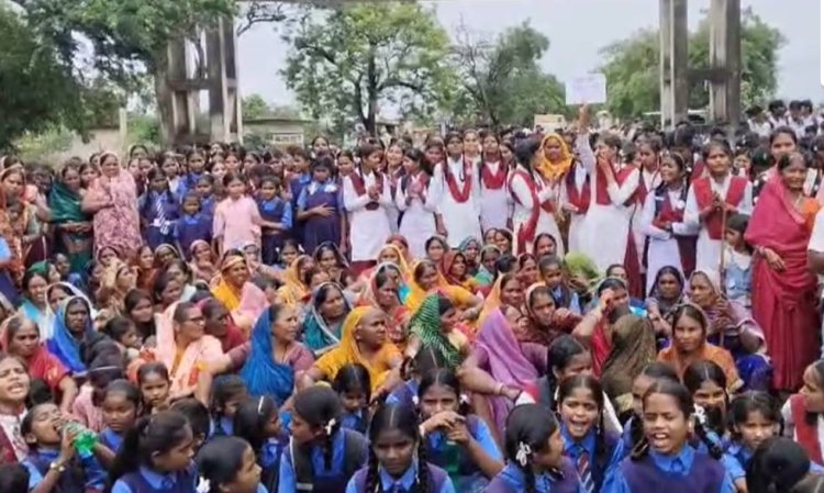 CG Big News : केंद्रीय विद्यालय के अस्थायी संचालन का विरोध.! हजारों छात्र-छात्राओं और परिजनों ने किया धरना प्रदर्शन..पढ़ें पूरी ख़बर