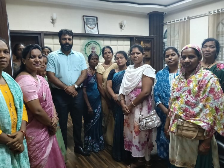 संयुक्त मंच के आह्वाहन पर जिलाध्यक्ष कविता यादव के नेतृत्व में कलेक्टर रोहित व्यास को आंगनबाड़ी कार्यकर्ताओं ने सौंपा ज्ञापन, पीएम और सीएम से किया लंबित मांगों को पूरा करने का मांग
