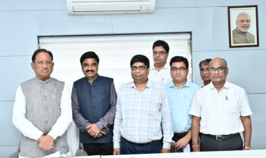 मुख्यमंत्री से मिला छत्तीसगढ़ कर्मचारी-अधिकारी फेडरेशन और जनसंपर्क अधिकारी संघ का संयुक्त प्रतिनिधिमंडल : किया संवाद कार्यालय में विभागीय अधिकारी के साथ अभद्रता और कार्यालय में तोड़फोड़ करने वालों पर कड़ी कार्रवाई की मांग