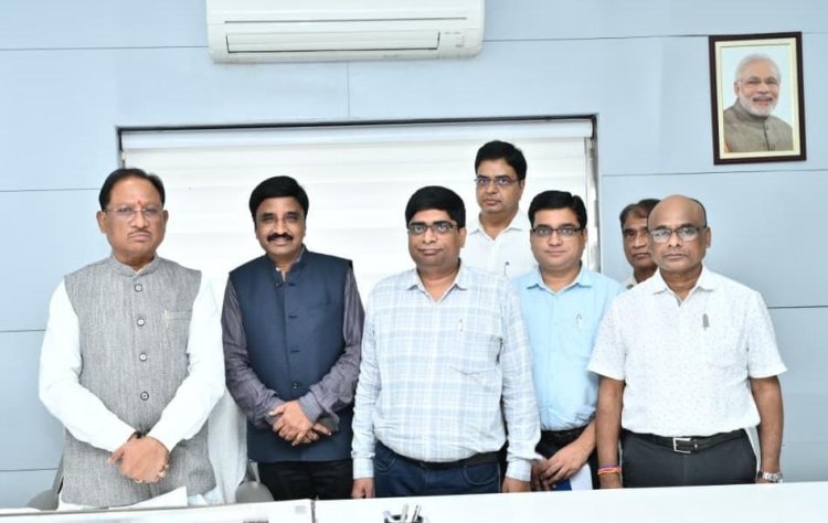 मुख्यमंत्री से मिला छत्तीसगढ़ कर्मचारी-अधिकारी फेडरेशन और जनसंपर्क अधिकारी संघ का संयुक्त प्रतिनिधिमंडल : किया संवाद कार्यालय में विभागीय अधिकारी के साथ अभद्रता और कार्यालय में तोड़फोड़ करने वालों पर कड़ी कार्रवाई की मांग