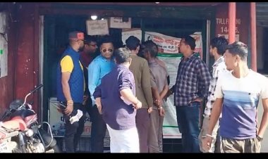 शराब में अत्यधिक पानी की मिलावट से भड़के शराब प्रेमियों ने डोमनहिल के अंग्रेजी शराब दुकान पर जमकर किया हंगामा,